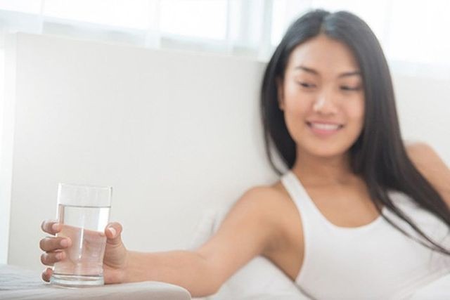 Một cốc nước ấm vào buổi sáng giúp bổ sung nước kịp thời