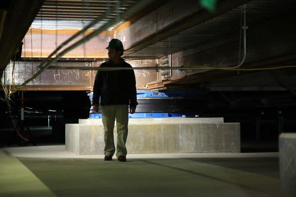 Một trong những đĩa thép không gỉ nâng đỡ nền móng của Apple Park