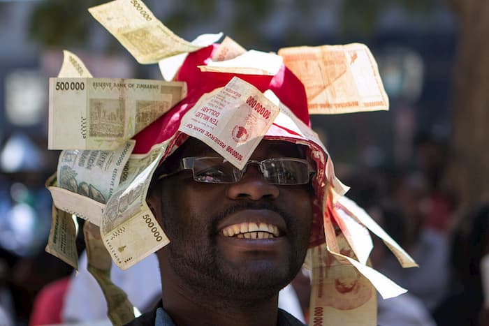 Người dân Zimbabwe thời siêu lạm phát: 100 tỷ đô chỉ mua được 3 quả trứng Người dân Zimbabwe thời siêu lạm phát: 100 tỷ đô chỉ mua được 3 quả trứng