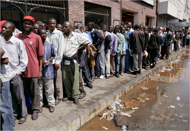 Người dân Zimbabwe thời siêu lạm phát: 100 tỷ đô chỉ mua được 3 quả trứng Người dân Zimbabwe thời siêu lạm phát: 100 tỷ đô chỉ mua được 3 quả trứng