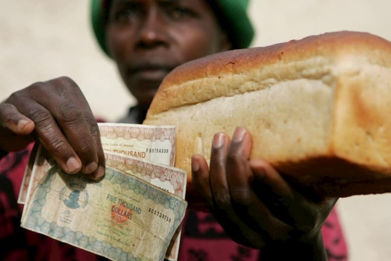 Người dân Zimbabwe thời siêu lạm phát: 100 tỷ đô chỉ mua được 3 quả trứng Người dân Zimbabwe thời siêu lạm phát: 100 tỷ đô chỉ mua được 3 quả trứng