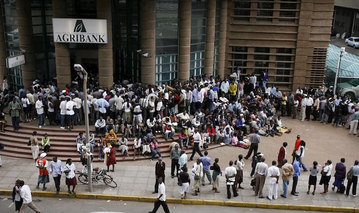 Người dân Zimbabwe thời siêu lạm phát: 100 tỷ đô chỉ mua được 3 quả trứng Người dân Zimbabwe thời siêu lạm phát: 100 tỷ đô chỉ mua được 3 quả trứng