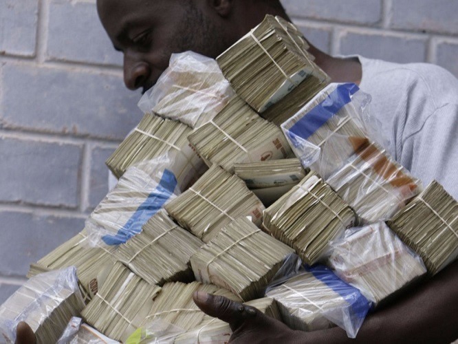Người dân Zimbabwe thời siêu lạm phát: 100 tỷ đô chỉ mua được 3 quả trứng Người dân Zimbabwe thời siêu lạm phát: 100 tỷ đô chỉ mua được 3 quả trứng