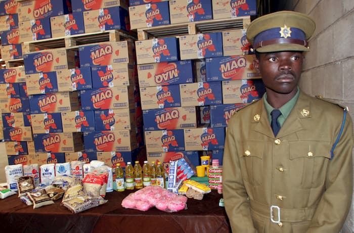 Người dân Zimbabwe thời siêu lạm phát: 100 tỷ đô chỉ mua được 3 quả trứng Người dân Zimbabwe thời siêu lạm phát: 100 tỷ đô chỉ mua được 3 quả trứng