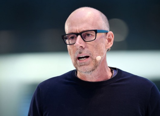 Scott Galloway: "Muốn thành công, chọn đúng bạn đời và đừng theo đuổi đam mê!"