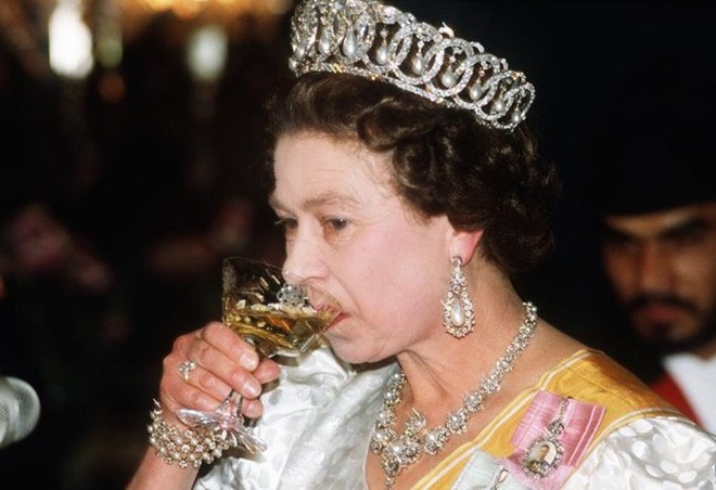3 thói quen ăn uống giúp Nữ hoàng Elizabeth II đã 93 tuổi mà vẫn sống khỏe mạnh, trường thọ