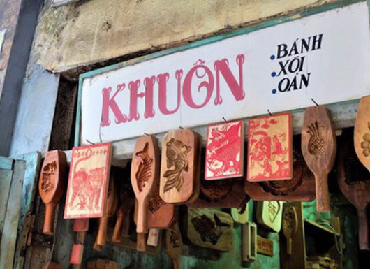 Bảng hiệu "kiệm lời" và câu chuyện kinh doanh lạ của ông chủ hàng khuôn bánh phố cổ Hà Nội