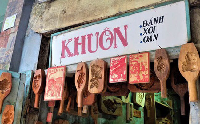 Bảng hiệu "kiệm lời" và câu chuyện kinh doanh lạ của ông chủ hàng khuôn bánh phố cổ Hà Nội