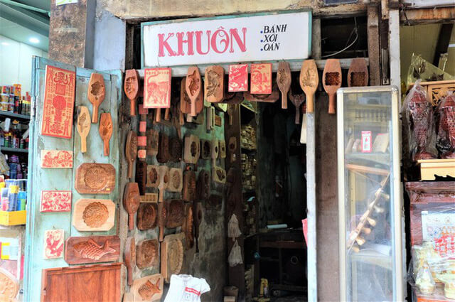 Bảng hiệu "kiệm lời" và câu chuyện kinh doanh lạ của ông chủ hàng khuôn bánh phố cổ Hà Nội