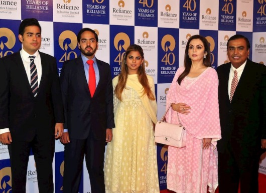Gia đình tỷ phú Mukesh Ambani - Ảnh: Bloomberg.