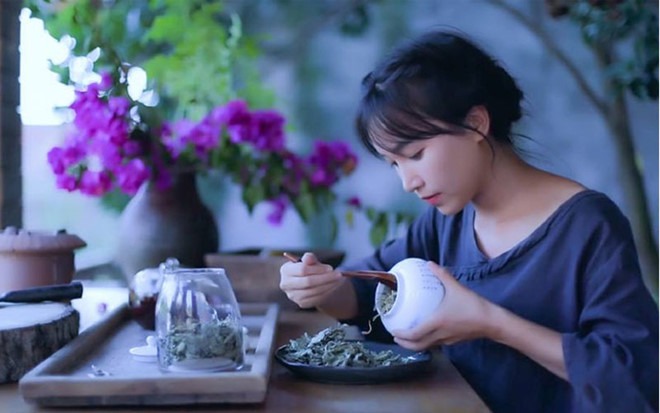 Phong cách ăn mặc và làm video ẩm thực mang hơi hướng cổ trang nhẹ nhàng, trong trẻo của Lý Tử Thất nhanh chóng dành được thiện cảm của đông đảo khán giả