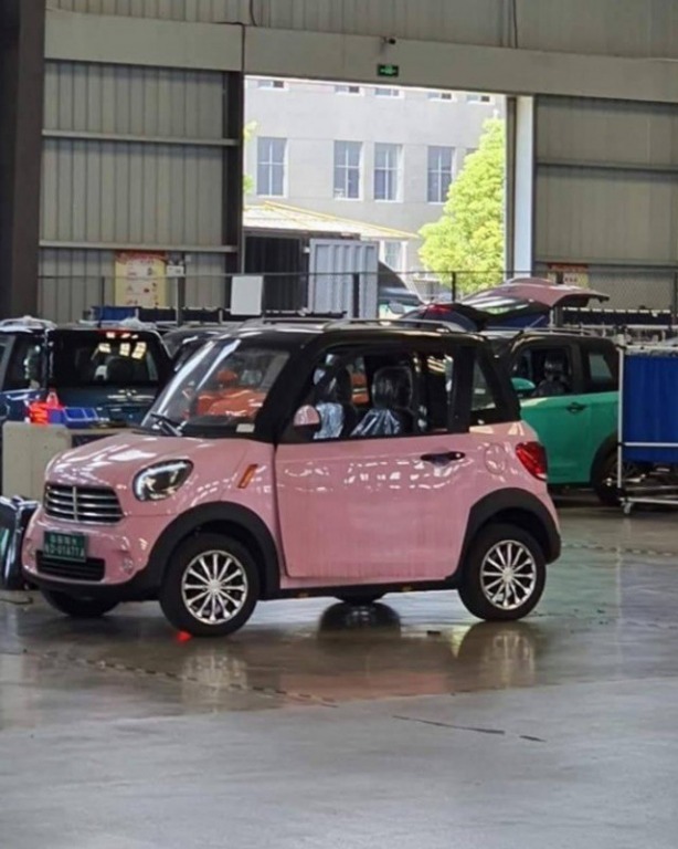 Cộng đồng mạng 'phát sốt' với chiếc ô tô điện ‘xịn xò’ chở được 2-3 người: Vừa không phải hít bụi mịn vừa thân thiện với môi trường lại có giá chỉ 75 triệu đồng bằng một chiếc xe máy!