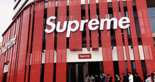 Chiến lược chỉ cần có logo Supreme, người ta sẵn sàng xếp hàng mua dù đó chỉ là một cục gạch?