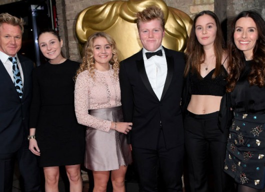 “Vua đầu bếp” Gordon Ramsay lý giải việc không cho con cùng ngồi khoang hạng nhất khi đi du lịch