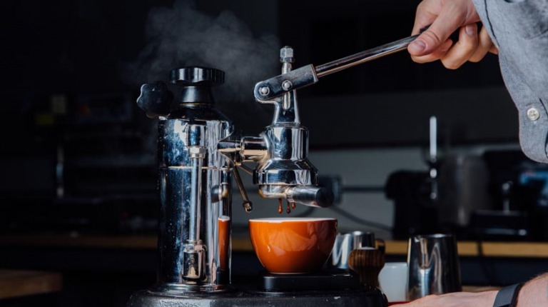 Tốt nghiệp Harvard nhưng không ngại làm pha chế và rửa bát tại Starbucks ngay khi ra trường, 3 năm sau cô gái xây dựng được đế chế mỹ phẩm triệu USD