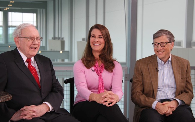 20 năm trước, Warren Buffett không tiếc đầu tư cả tỷ USD cho vợ chồng Bill Gates nhưng lời khuyên này mới là thứ khiến họ thức tỉnh và trân trọng suốt đời