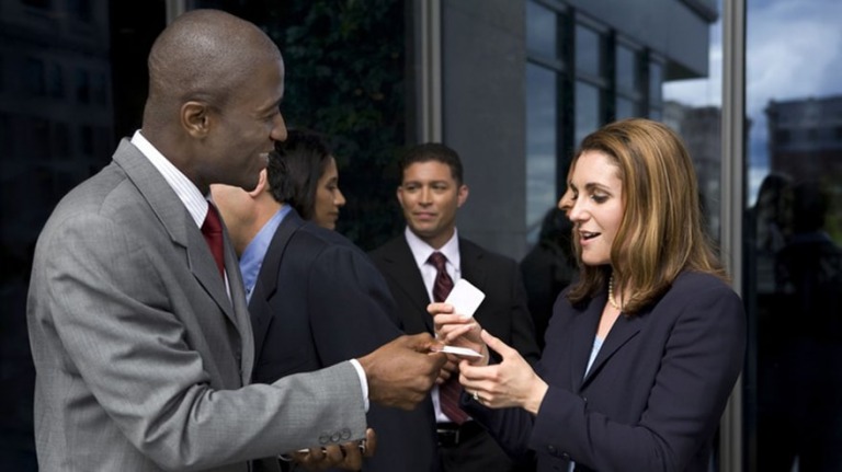 Trong hàng chục người cùng đưa danh thiếp, làm sao để khách hàng nhớ đến bạn và chốt sales?