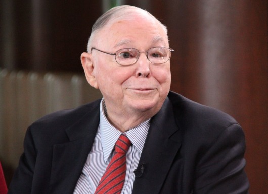 Tỷ phú Charlie Munger ngồi máy bay hạng phổ thông, khẳng định: Một cái đầu tự do quan trọng hơn tài sản