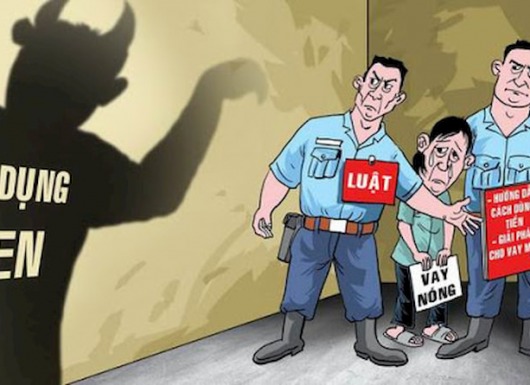 Cẩn thận với “tín dụng đen” như thế nào? Vì nhu cầu vay vốn để sinh hoạt tài chính cá nhân khá lớn nên “tín dụng đen” mới dễ dàng len lỏi vào cuộc sống của người dân. Để tránh sập bẫy “tín dụng đen”, bạn cần nhớ rõ những đặc điểm của “tín dụng đen” như sau: Thủ tục cho vay “tín dụng đen” rất đơn giản, nhanh chóng, chỉ cần yêu cầu giấy tờ cá nhân và giấy tờ xe cộ đang sở hữu, thêm vào đó hồ sơ được duyệt rất nhanh chỉ trong vòng 10 phút đến 30 phút mà thôi. Hợp đồng đơn giản, thậm chí được thỏa thuận bằng miệng, không có giấy tờ kèm theo. Lãi suất rất cao: Từ 100% đến 360%/năm tùy theo số tiền vay mượn. Tiền trả chậm sẽ bị xử lý theo “luật rừng”, “luật giang hồ”,… hoặc đội chuyên đòi nợ thuê trấn áp rất hung hăng, dữ tợn. Chủ cho vay thường là cá nhân hoặc tổ chức mà pháp luật không cấp phép. “Tín dụng đen” gây nên hậu quả nghiêm trọng với dòng lưu thông tiền tệ của xã hội. Ảnh hưởng đến cá nhân và gia đình nếu không có khả năng chi trả. Bản thân người đi vay vốn dù đang có nhu cầu vay vốn cũng không nên mất cảnh giác với những hình thức vay “tín dụng đen” này. Bạn cần: Tránh xa những quảng cáo kêu gọi vay vốn ưu đãi, hay đăng kí thẻ Mastercard không chứng minh thu nhập hoặc thu nhập thấp,.. tại các bảng thông báo, tờ rơi ngã tư, hay cột điện… Nên tìm hiểu thông tin vay vốn từ các ngân hàng hoặc các website tài chính uy tín có sự đảm bảo của Bộ công thường thì càng tốt. Nên hỏi thăm kiểm tra lại thông tin với bạn bè đồng nghiệp trước khi quyết định có vay vốn tại cá nhân hay tổ chức nào đó hay không? Nếu nhu cầu chưa thật sự cần hãy cân nhắc việc vay vốn. Dù sao, có vay sẽ phải có trả nên nếu không vay vì những mục đích chưa cần thiết thì bạn sẽ vẫn có cơ hội tránh xa những bẫy “tín dụng đen” chết người.