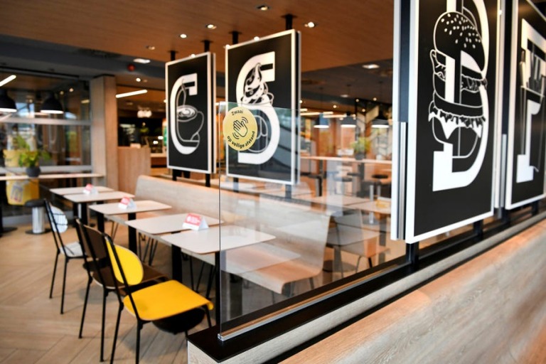 mcdonalds-thu-nghiem-thiet-ke-nha-hang-kieu-moi-de-chong-covid-19-happy-live-