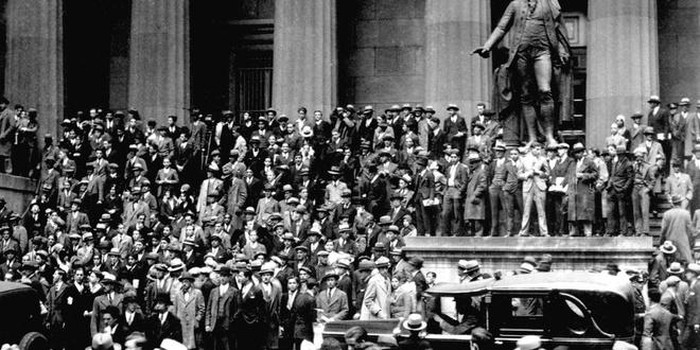 Vượt qua khủng hoảng với 2 cuốn sách Warren Buffett gợi ý