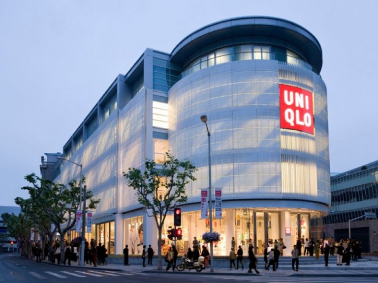 Cuộc đời 'cha đẻ' Uniqlo: Từ thanh niên bán quần áo phụ bố đến ông hoàng ngành bán lẻ và khối tài sản kếch xù