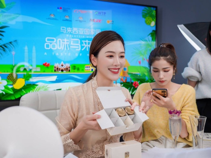'Nữ hoàng livestream' bán mọi thứ từ mỹ phẩm, thực phẩm đến cả nhà, ôtô và tên lửa