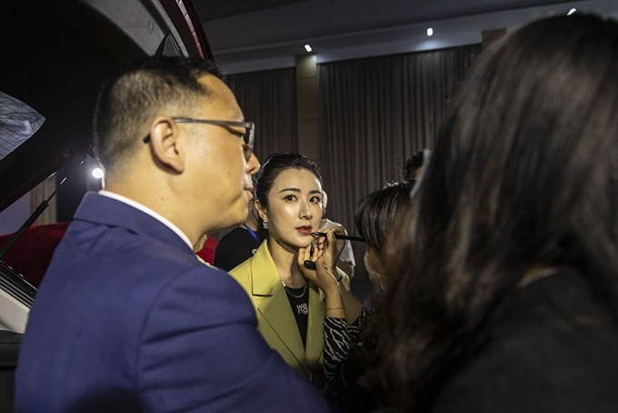 'Nữ hoàng livestream' bán mọi thứ từ mỹ phẩm, thực phẩm đến cả nhà, ôtô và tên lửa