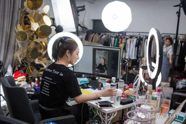 'Nữ hoàng livestream' bán mọi thứ từ mỹ phẩm, thực phẩm đến cả nhà, ôtô và tên lửa