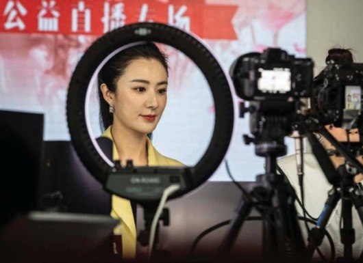 'Nữ hoàng livestream' bán mọi thứ từ mỹ phẩm, thực phẩm đến cả nhà, ôtô và tên lửa