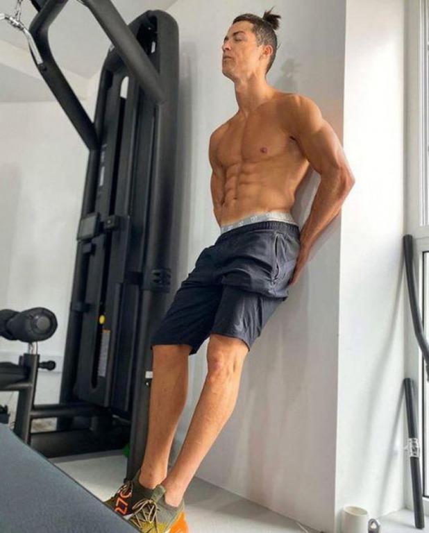 Ronaldo cá kiếm sơ sơ 1.200 tỷ từ tài khoản Instagram - vượt tiền lương đá bóng