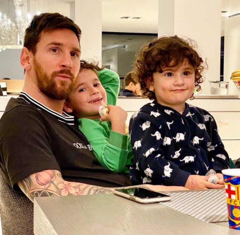 Ronaldo cá kiếm sơ sơ 1.200 tỷ từ tài khoản Instagram - vượt tiền lương đá bóng