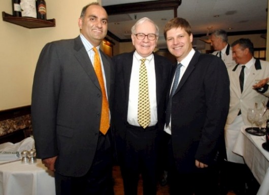 3 bài học miễn phí mà bạn phải bỏ ra 650.000 USD để ăn trưa với Warren Buffett mới có đươc từ Mohnish Pabrai và Guy Spier.