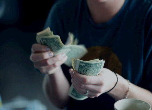 Gửi những người cầm tiền lương chưa nóng tay đã bay đi hết: Muốn thay đổi vận mệnh, hãy ngưng tiêu pha và chăm chỉ tiết kiệm tiền