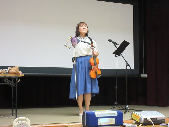 Ngả mũ thán phục trước nữ VĐV khuyết tật Nhật chơi đàn violon bằng cánh tay giả