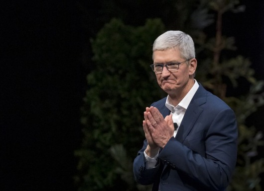 Apple tiệm cận vốn hóa 2.000 tỉ USD, CEO Tim Cook lần đầu làm tỉ phú