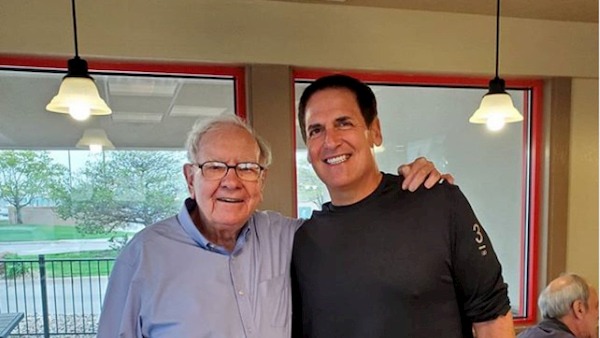 Tỉ phú Warren Buffett và tỉ phú Mark Cuban: Đầu tư thế nào khi thị trường bất ổn?