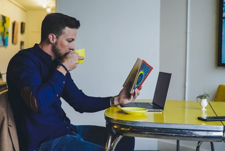 Cho tôi 1 lý do thuyết phục tôi phải đọc sách đi?