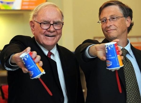 Chỉ với 1 câu hỏi lần đầu gặp gỡ, Warren Buffett đã khiến Bill Gates "phải lòng" ngay lập tức