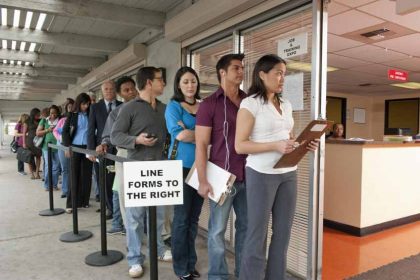 Millennial: Thế hệ trẻ hứng nhiều rủi ro nhất