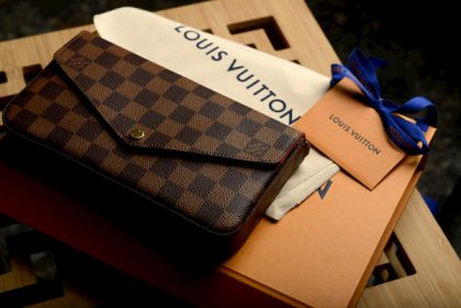 Louis Vuitton từ kẻ “cai trị” trở thành "tín đồ" hàng hiệu?
