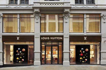 Louis Vuitton từ kẻ “cai trị” trở thành "tín đồ" hàng hiệu?