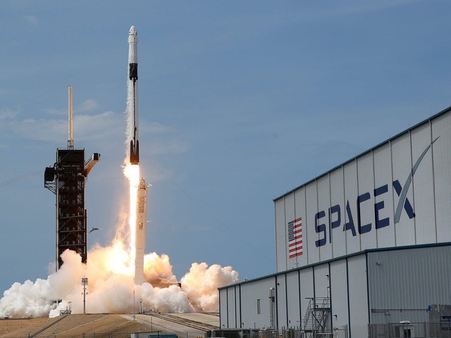 Elon Musk vs Jeff Bezos: Đại chiến vệ tinh vũ trụ giữa 2 người giàu nhất thế giới