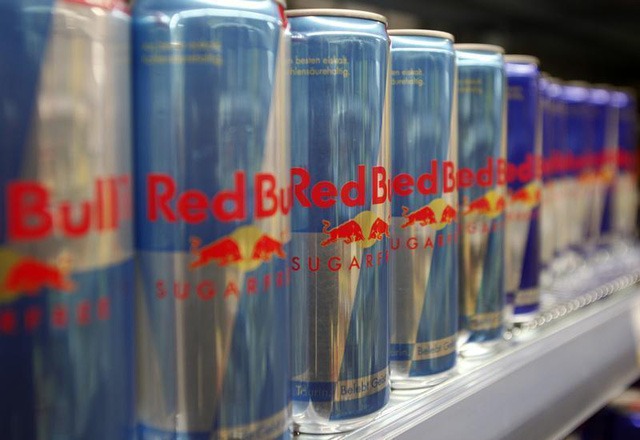 Trước khi bị người Thái tẩy chay, Red Bull trở thành thương hiệu nổi tiếng và tạo ra các tỷ phú như thế nào?