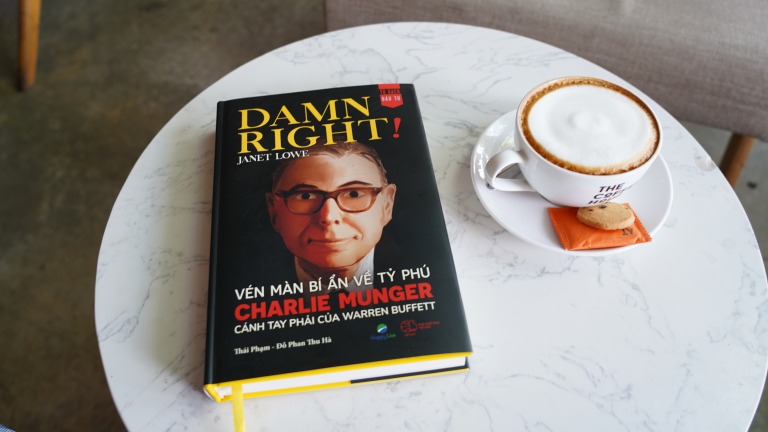 Review Damn Right: Sự thành công của Warren Buffett là nhờ Charlie Munger?