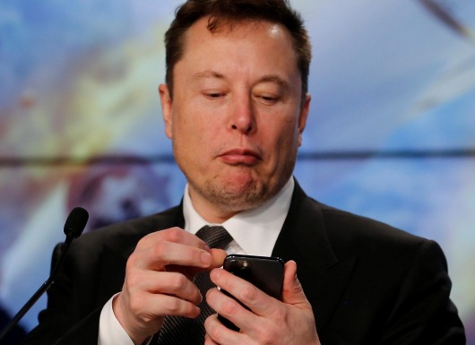 Elon Musk tuyên bố: Tesla sẽ vượt mặt Apple trong vài tháng tới