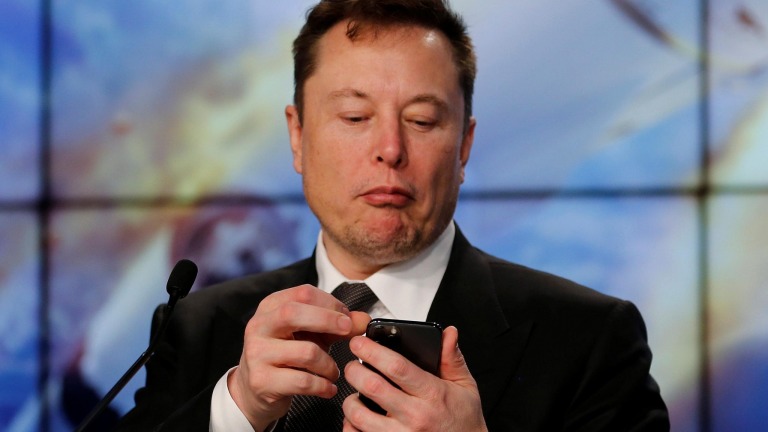 Elon Musk tuyên bố: Tesla sẽ vượt mặt Apple trong vài tháng tới