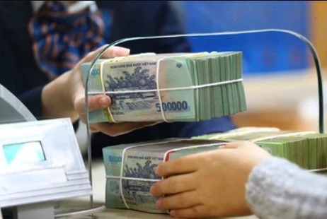 Tăng trưởng tiền gửi dân cư chạm mức thấp kỷ lục trong 10 năm