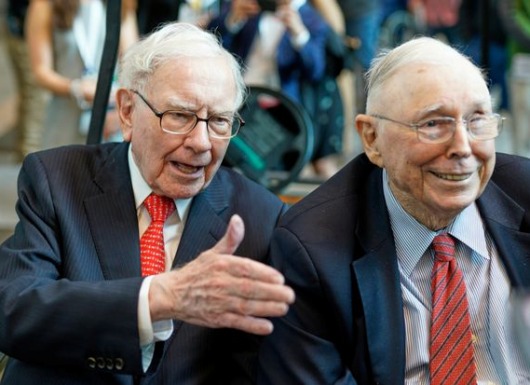 Warren Buffett và Charlie Munger đã dạy tôi làm chủ tư duy, cảm xúc đầu tư