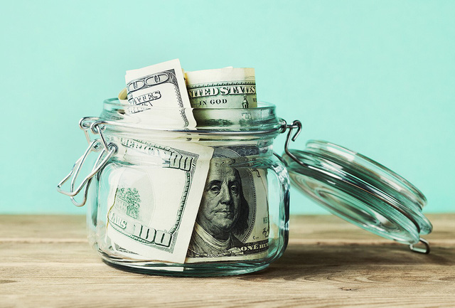 Bài học đầu tư giá trị từ người thầy Ben Graham mà Warren Buffett tôn thờ: Ký séc hàng triệu USD mỗi ngày nhưng dùng một chiếc tem dán phong bì cũng cần đắn đo